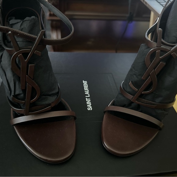 OPEN SANDALS MADE WITH METAL-FREE TANNED LEATHER WITH A STACKED STILETTO HEEL. - Picture 4 of 4